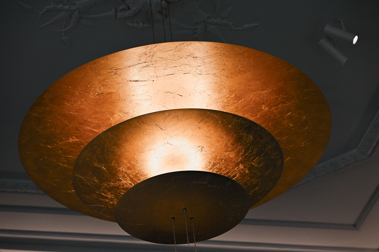 Plafond ornemental restauré, détail de staff et éclairage intégré